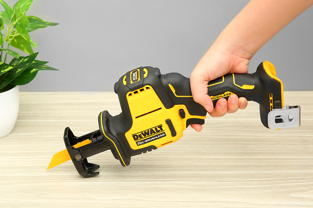 An Toàn và Hiệu Quả: Đánh Giá Đầy Đủ về Máy Cưa Cầm Tay Dewalt DCS369D1 20V max