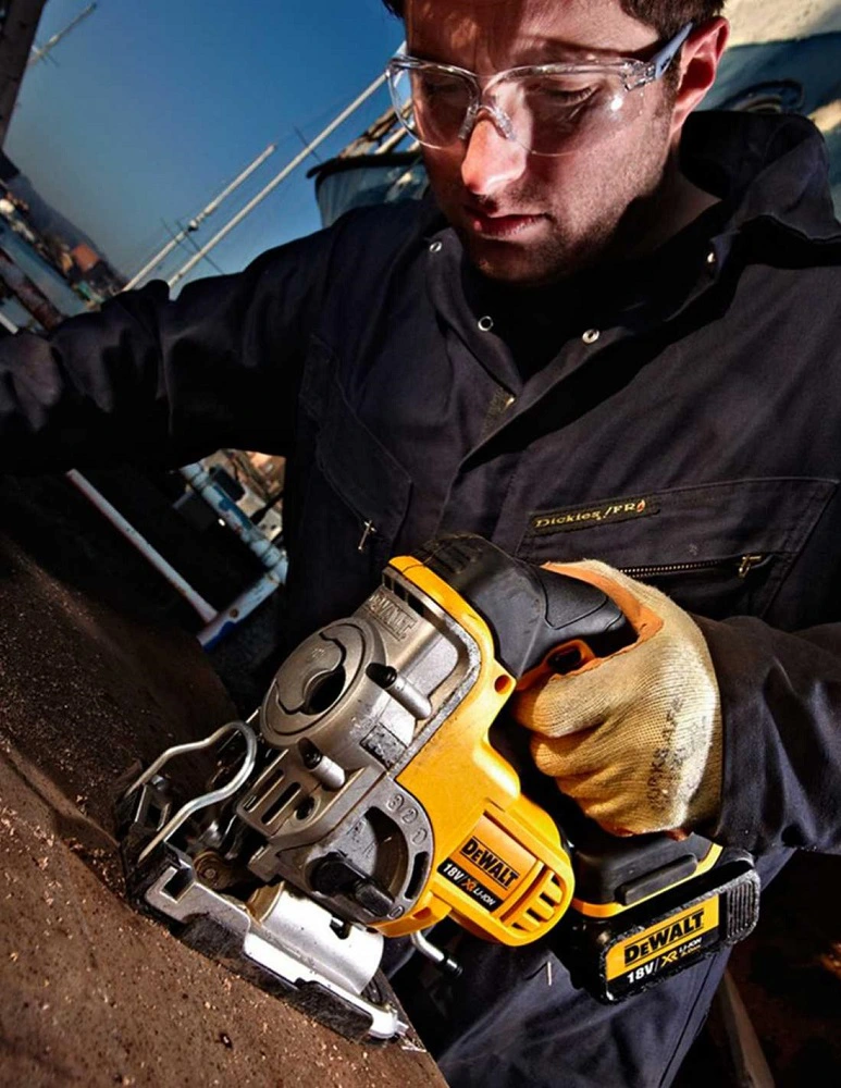 Cách bảo dưỡng máy cưa lọng Dewalt tại nhà