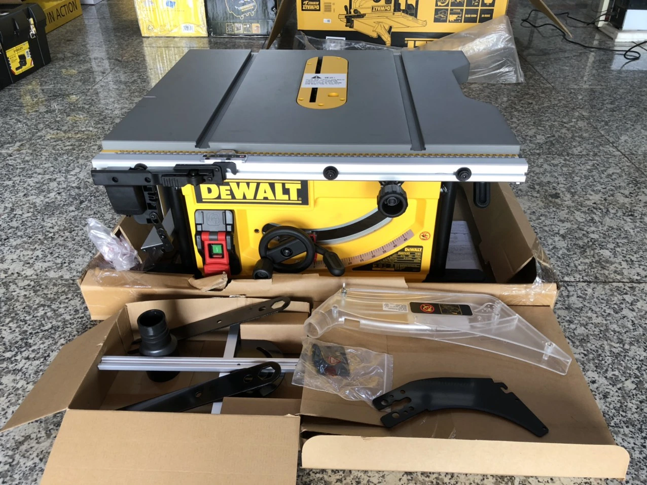 Khám Phá Sức Mạnh Cắt Cưa: Máy Cưa Bàn Dewalt Tại Sao Là Lựa Chọn Sáng Tạo?