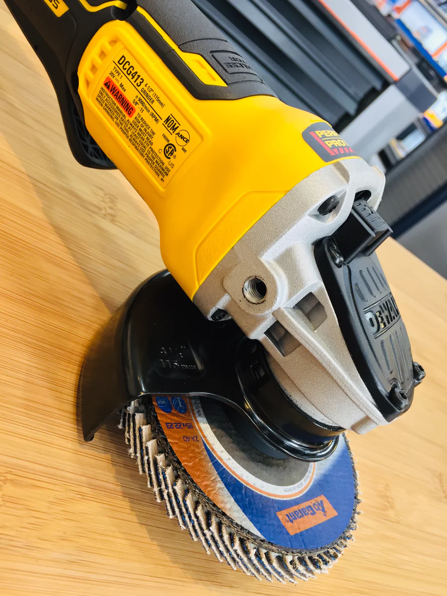 Dewalt DCG413BM2: Đối Tác Mạnh Mẽ Cho Mọi Nhiệm Vụ Mài Cắt