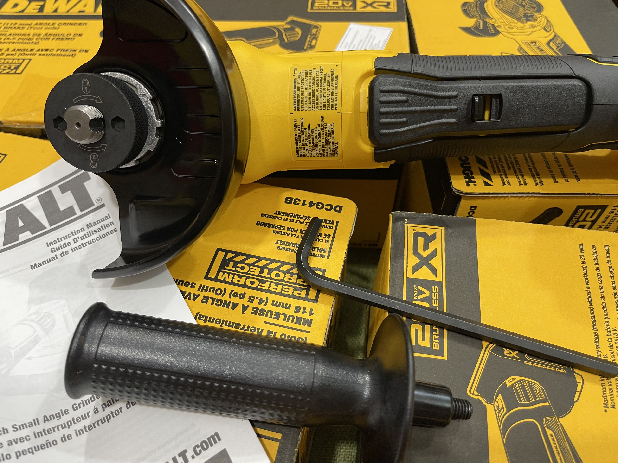 Nâng cao năng suất: Dewalt DCG413BP2 và khả năng hoạt động mạnh mẽ