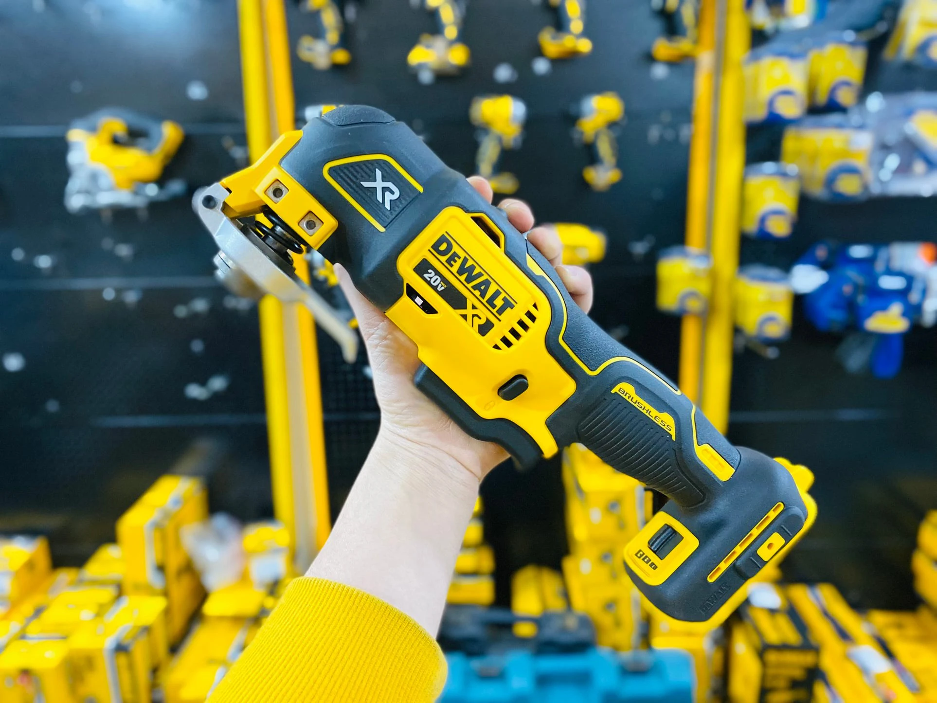 Sáng tạo trong Tầm Tay: Khám phá các tính năng độc đáo của máy cắt Dewalt 20V