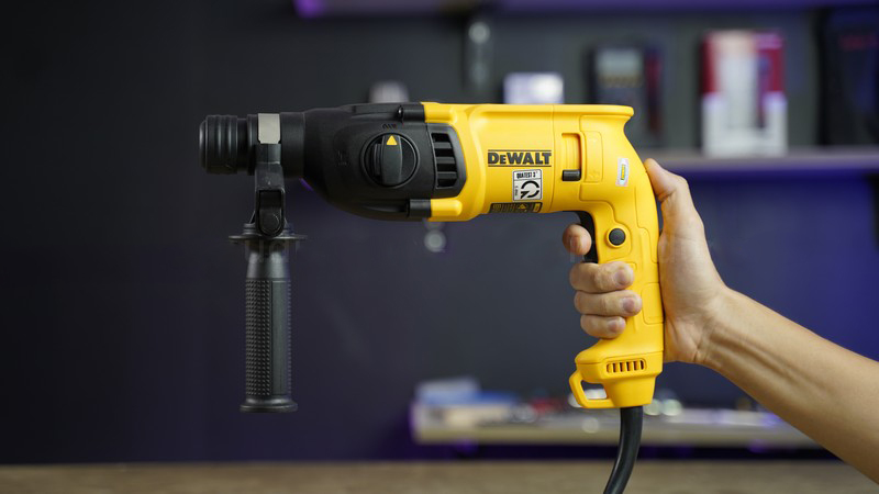 Chế Độ Đa Năng: Khoan và Đục Hiệu Quả với Dewalt D25032K-B1