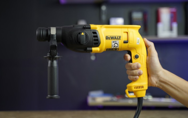 Sức mạnh đáng kinh ngạc: Máy khoan đục bê tông DeWalt D25032K với động cơ mạnh mẽ