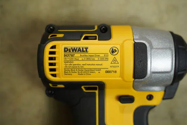 Đèn LED Tích Hợp: Chiếu Sáng Khu Vực Làm Việc Đơn Giản Với Dewalt DCF787M2