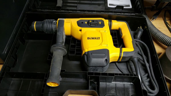 Chất lượng và độ bền tuyệt vời: Máy khoan búa DeWalt D25481K là lựa chọn hoàn hảo cho các chuyên gia!