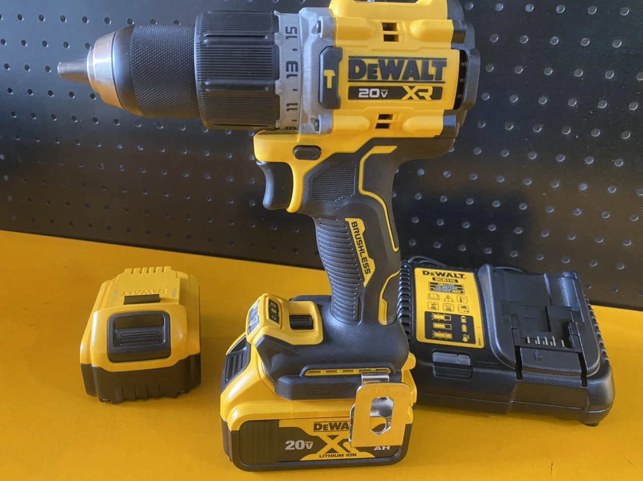 Linh hoạt và mạnh mẽ: Máy khoan cầm tay pin Dewalt DCD805M2