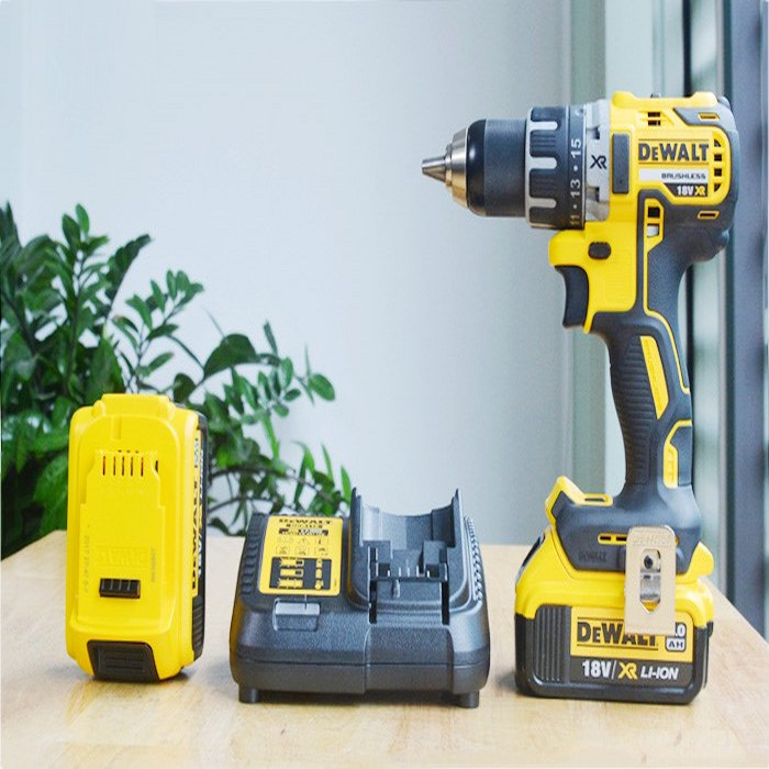 Tự Tin Bước Vào Công Việc: Dewalt DCD991M2 - Đối Tác Lý Tưởng của Thợ Kỹ Thuật